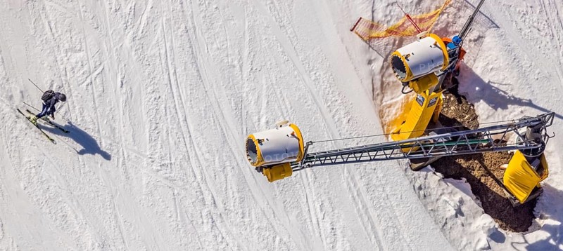 Skiers on ski slope and chairlift, Winterberg, Sauerland, North Rhine-Westphalia, Germany, DE, Europe, aerial view, aerial photography, aerial photography, pandemic lockdown, snow cannon, snow remains, chairlift, ski lift, overview, circulating cable car, bird's eye view, winter, birds-eyes view, overview