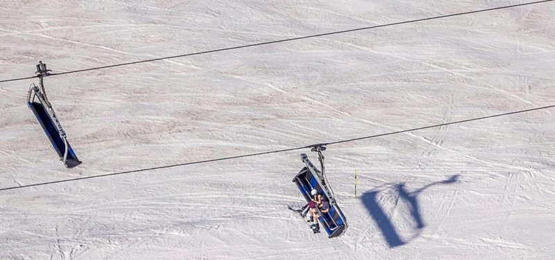 Skiers on ski slope and chairlift, Winterberg, Sauerland, North Rhine-Westphalia, Germany, DE, Europe, aerial view, aerial photography, aerial photography, pandemic lockdown, snow remains, chairlift, ski lift, overview, circulating cable car, bird's eye view, winter, birds-eyes view, overview