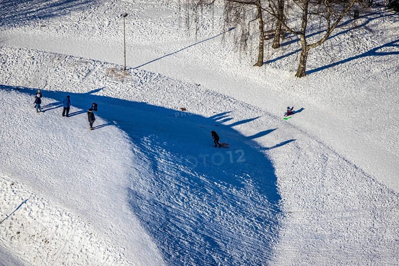 Aerial view, winter landscape on the Helenenberg, winter activities, Witten, Ruhr area, North Rhine-Westphalia, Germany, DE, Egge, Europe, aerial view, aerial photography, aerial photography, snow, overview, bird's eye view, winter, winter onset, birds-eyes view, overview, tobogganing