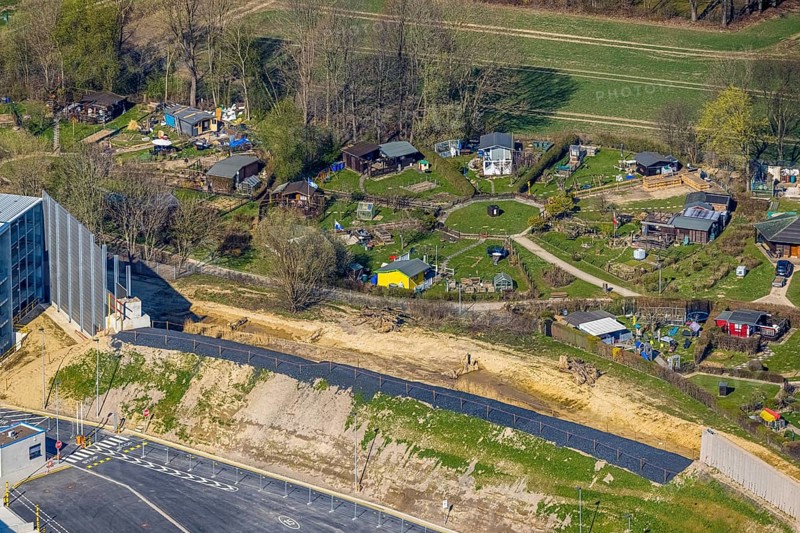 Aerial view, allotment garden site Mellmausland next to the Amazon site on the industrial estate on Brauckstraße, Rüdinghausen, Witten, Ruhr area, North Rhine-Westphalia, Germany, DE, Europe, community garden, allotment garden, allotment garden site, allotment garden association, aerial view, aerial photography, aerial photography, Menglinghauser Straße, allotment garden, overview, bird's-eye view, overview, shadow of the noise barrier, construction of a noise barrier