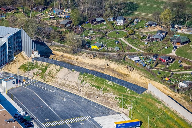Aerial view, allotment garden site Mellmausland next to the Amazon site on the industrial estate on Brauckstraße, Rüdinghausen, Witten, Ruhr area, North Rhine-Westphalia, Germany, DE, Europe, community garden, allotment garden, allotment garden site, allotment garden association, aerial view, aerial photography, aerial photography, Menglinghauser Straße, allotment garden, overview, bird's-eye view, overview, shadow of the noise barrier, construction of a noise barrier