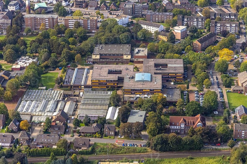 Aerial view, Berufskolleg Wesel and Blumen Terlinden greenhouses in the Feldmark district of Wesel, Lower Rhine, North Rhine-Westphalia, Germany, vocational school, education, educational institution, DE, Europe, commercial enterprises, commercial area, commercial location, commercial use, educational institute, aerial photograph, aerial photography, aerial photography, school, overview, bird's-eye view, Wesel, birds-eyes view, overview