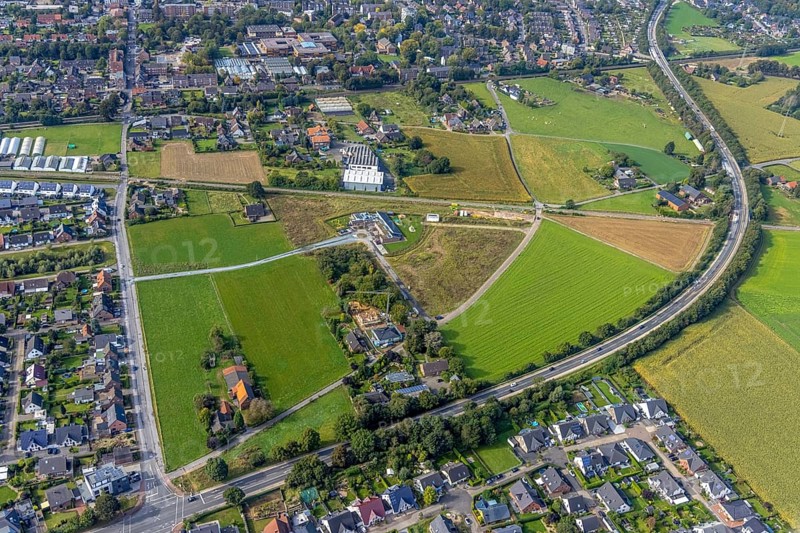Aerial view, construction site and new construction of a kindergarten on Agnes-Neuhaus-Allee in the Hessenviertel in the Feldmark district of Wesel, Lower Rhine, North Rhine-Westphalia, Germany, construction work, construction area, building site, building plots, construction project, construction site, DE, Europe, kindergarten, day-care centre, day-care centre for children, aerial photograph, aerial photography, aerial photography, new construction, overview, bird's eye view, Wesel, birds-eyes view, overview