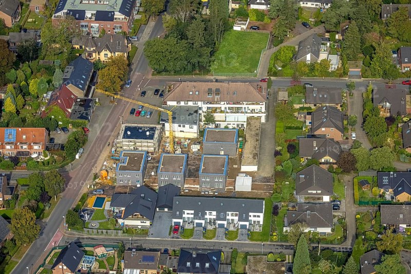 Aerial view, construction site with new construction of residential buildings on the site of the former Haus Blumenkamp restaurant in the Blumenkamp district of Wesel, Lower Rhine, North Rhine-Westphalia, Germany, construction work, construction area, construction site, building plots, construction crane, construction project, construction site, DE, Europe, property tax, real estate, aerial view, aerial photography, aerial photography, new building, overview, bird's-eye view, Wesel, housing estate, living and living, residential area, residential buildings, residential quality, residential neighbourhood, housing estate, birds-eyes view, overview