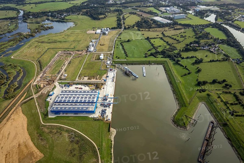 Aerial view, Rhein-Lippe-Hafen Wesel with heavy load terminal Niederrhein with solar roof in Wesel, Niederrhein, North Rhine-Westphalia, Germany, DE, Europe, harbour, Lippeverband, aerial view, aerial photography, aerial photography, photovoltaic, photovoltaic system, solar, solar system, solar roof, solar energy, overview, bird's eye view, Wesel, birds-eyes view, overview