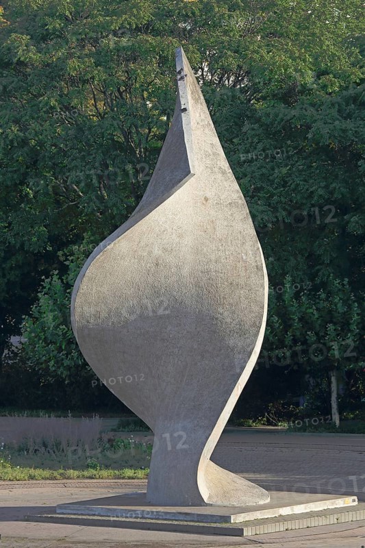 Sculpture flag monument by Joachim Sendler 1974, concrete, modern art, abstract art, large sculpture, curved, bent, arched, curved, spiral, helix, twisted, turned, Elbuferpromenade, Magdeburg, Saxony-Anhalt, Germany