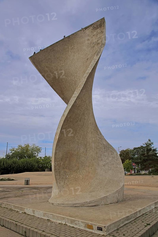 Sculpture flag monument by Joachim Sendler 1974, concrete, modern art, abstract art, large sculpture, curved, bent, arched, curved, spiral, helix, twisted, turned, Elbuferpromenade, Magdeburg, Saxony-Anhalt, Germany