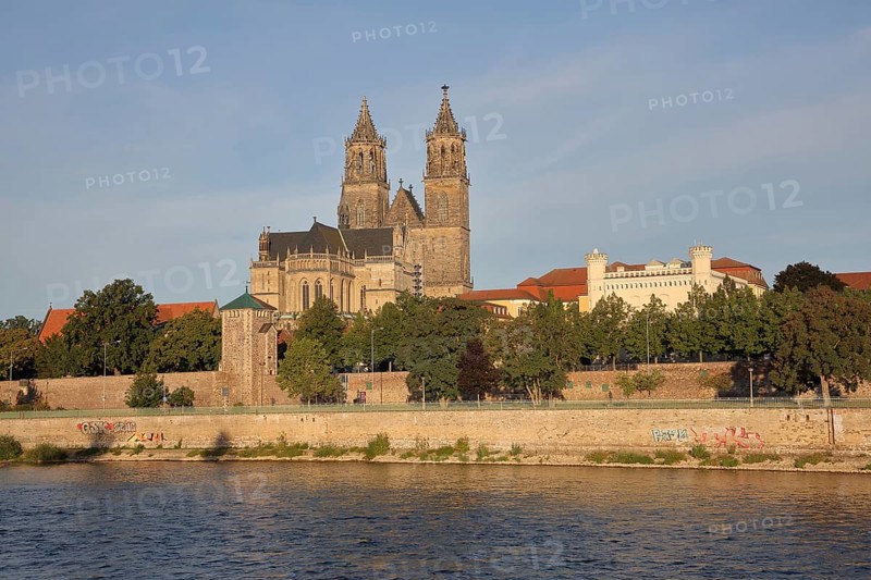 Cityscape with Gothic cathedral, city wall with defence defence tower Kiek in de Köken and building of the waterways and shipping office with battlements, banks of the river Schlein, city fortifications, banks of the Elbe, Elbe, Magdeburg Cathedral, St. Katharina, Magdeburg, Saxony-Anhalt, Germany