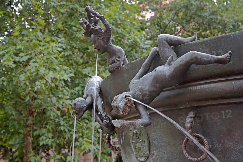 Detail with naked male figures hanging upside down on the edge of the water basin at the Faun Fountain by Heinrich Apel 1986, modern art, bronze sculptures, water jets, climbing, upside down, Devil's Fountain, Magdeburg, Saxony-Anhalt, Germany
