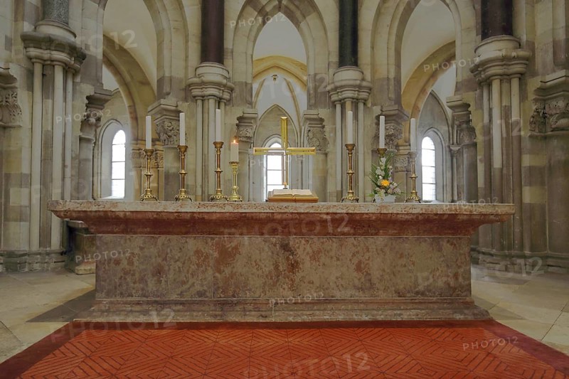 Altar with cross and candlestick, chancel, interior view, arts and crafts, St Mauritius and St Katharina, Magdeburg Cathedral, Magdeburg, Saxony-Anhalt, Germany