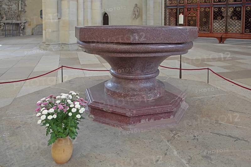 Gothic cathedral and red porphyry baptismal font from the Roman period, interior view, Roman, stone, candlestick, bouquet of flowers, St Mauritius and St Katharina, Magdeburg Cathedral, Magdeburg, Saxony-Anhalt, Germany