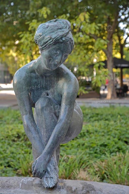 Sculpture Bathing Girl by Heinrich Apel 1972, bronze sculpture, modern art, bathing female figure with one leg on water basin above, look, Magdeburg, Saxony-Anhalt, Germany