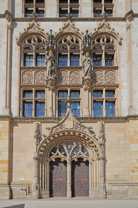Portal with decorations and figures from the historic labour court, courthouse, entrance, Magdeburg, Saxony-Anhalt, Germany