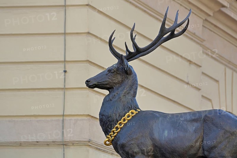 Stag column with stag statue, stag figure with golden collar, golden chain, detail, Old Town Hall, Old Market Square, Magdeburg, Saxony-Anhalt, Germany