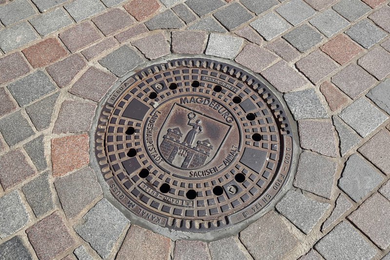 Manhole cover with city coat of arms, paving stones, floor, inscription, Magdeburg, Saxony-Anhalt, Germany
