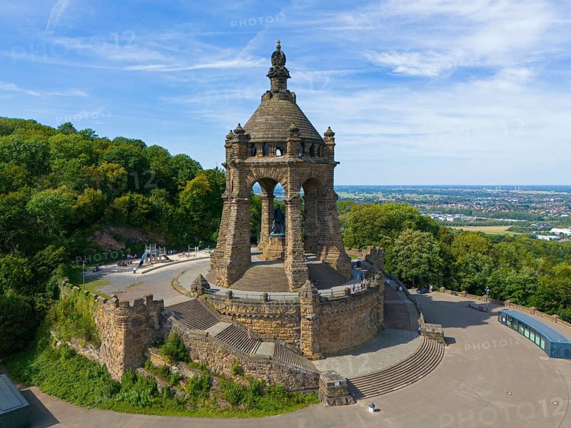 A monumental building on a hill, surrounded by trees and a sweeping view, aerial view, Kaiser Wilhelm Monument at Porta Westfalica, Barkhausen, East Westphalia-Lippe, North Rhine-Westphalia, Germany