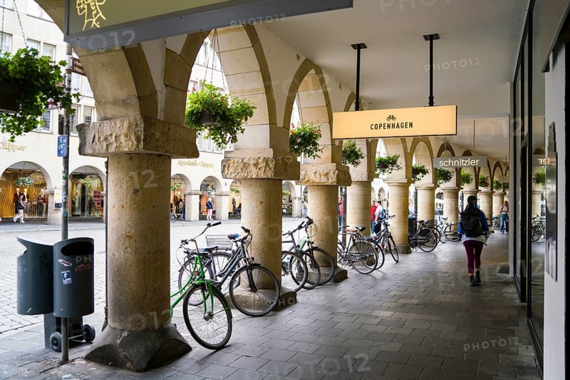 Shops in the arcades, Prinzipalmarkt, Münster, North Rhine-Westphalia, Germany