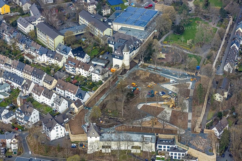 Aerial view, Realschule Am Oberen Schloss, Burgstraße, construction site in the southern part of the castle park, Siegen-Kernband, Siegen, Siegerland, North Rhine-Westphalia, Germany, construction work, construction area, construction site, construction measure, construction project, construction site, education, educational institution, DE, Europe, educational institute, aerial view, aerial photography, aerial photography, photovoltaics, photovoltaic system, secondary school, school, solar, solar system, solar energy, solar energy, overview, bird's eye view, birds-eyes view, overview