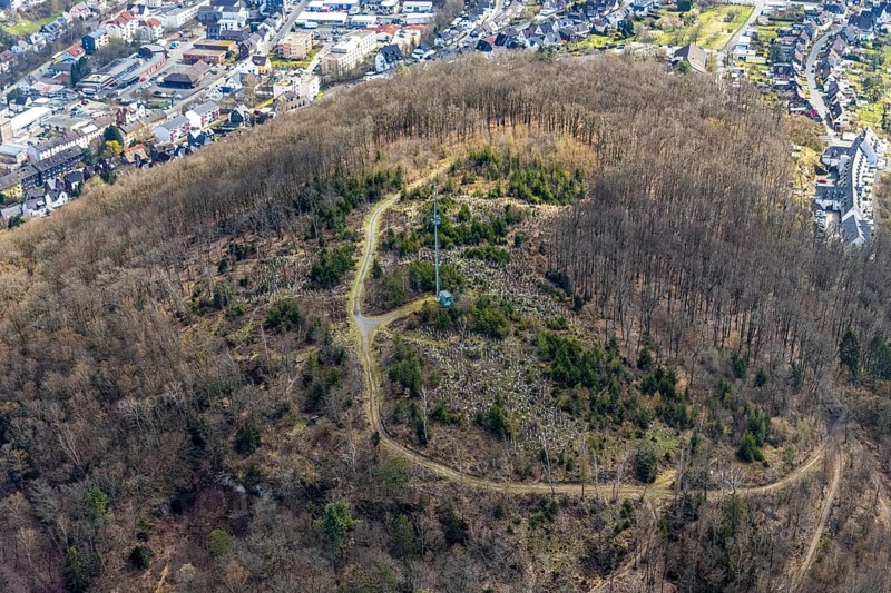 Aerial photograph, hiking trail on Häusling mountain with radio mast, protective sleeves for new plantings of tree saplings and young trees, Siegen-Häusling, Siegen, Siegerland, North Rhine-Westphalia, Germany, tree mortality, DE, Europe, radio tower, hilly landscape, aerial photograph, aerial photography, aerial photography, circular hiking trail, transmission tower, overview, browsing sleeves, bird's-eye view, forest, forest area, forest damage, forest mortality, birds-eyes view, overview