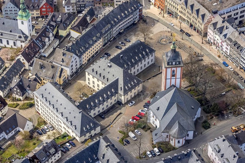 Aerial view, Old Town with Town Hall and St. Nicholas Church, Krämergasse and Kornmarkt, Siegen-Kernband, Siegen, Siegerland, North Rhine-Westphalia, Germany, place of worship, authority, DE, Europe, religious community, place of worship, holy site, church, church community, denomination, aerial view, aerial photography, aerial photography, market place, town hall, religion, religious site, overview, bird's-eye view, overview