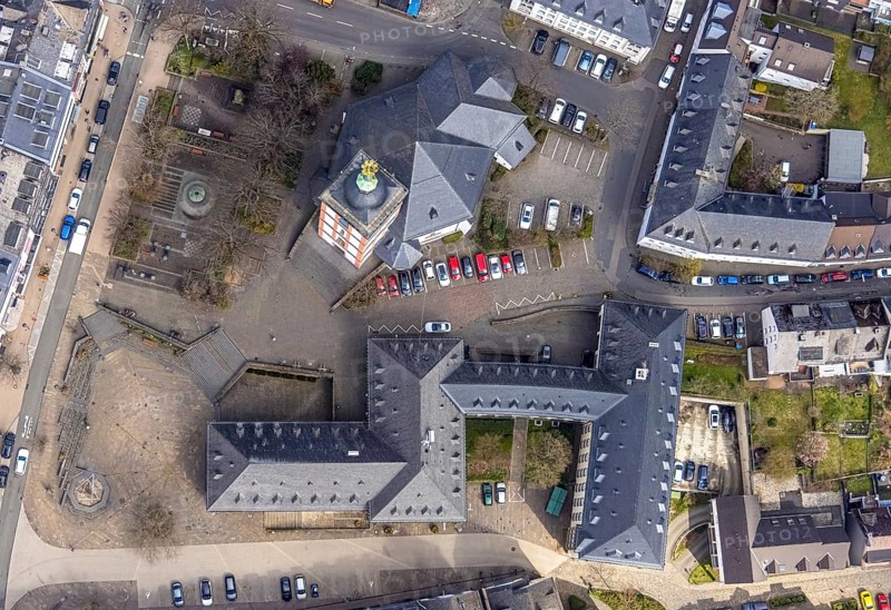 Aerial view, Old Town with Town Hall and St. Nicholas Church, Krämergasse and Kornmarkt, Siegen-Kernband, Siegen, Siegerland, North Rhine-Westphalia, Germany, place of worship, authority, DE, Europe, religious community, place of worship, holy site, church, church community, denomination, aerial view, aerial photography, aerial photography, market place, town hall, religion, religious site, overview, bird's-eye view, overview