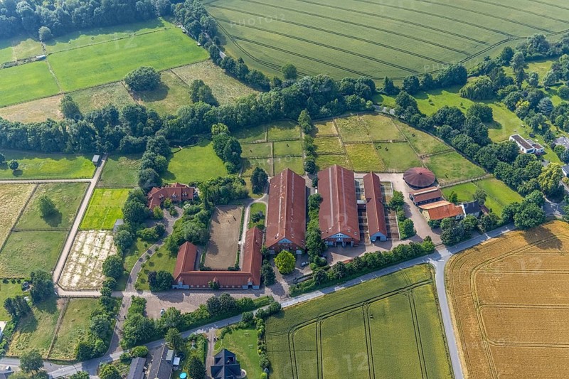 Aerial view, farm and riding stable, Am Jahenbrink, Holtum, Werl, Soester Börde, North Rhine-Westphalia, Germany, DE, Europe, agriculture, agricultural fields, farm, aerial view, aerial photography, aerial photography, equestrian sports, equestrian centre, riding stable, riding stable, overview, bird's-eye view, overview