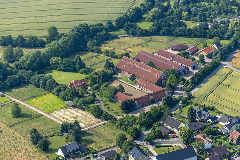 Aerial view, farm and riding stable, Am Jahenbrink, Holtum, Werl, Soester Börde, North Rhine-Westphalia, Germany, DE, Europe, agriculture, agricultural fields, farm, aerial view, aerial photography, aerial photography, equestrian sports, equestrian centre, riding stable, riding stable, overview, bird's-eye view, overview