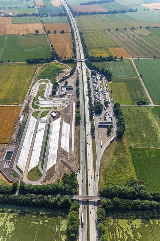 Aerial view, motorway A44 service area Am Haarstrang, construction site and new construction Haarstrang Nord, Westbüderich, Werl, Soester Börde, North Rhine-Westphalia, Germany, motorway A44, motorway service area, motorway service area, construction work, construction area, construction site, construction measure, construction project, construction site, DE, Europe, aerial view, aerial photography, aerial photography, new construction, service area, overview, bird's eye view, overview
