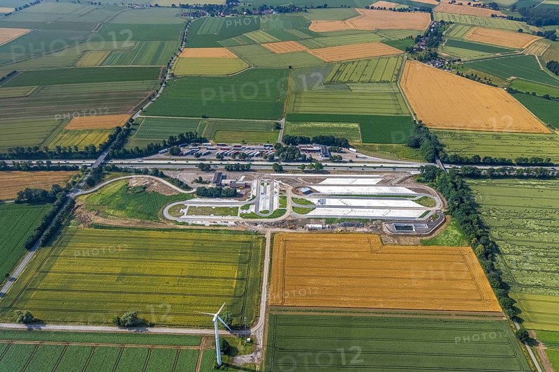 Aerial view, motorway A44 service area Am Haarstrang, construction site and new construction Haarstrang Nord, Westbüderich, Werl, Soester Börde, North Rhine-Westphalia, Germany, motorway A44, motorway service area, motorway service area, construction work, construction area, construction site, construction measure, construction project, construction site, DE, Europe, aerial view, aerial photography, aerial photography, new construction, service area, overview, bird's eye view, overview