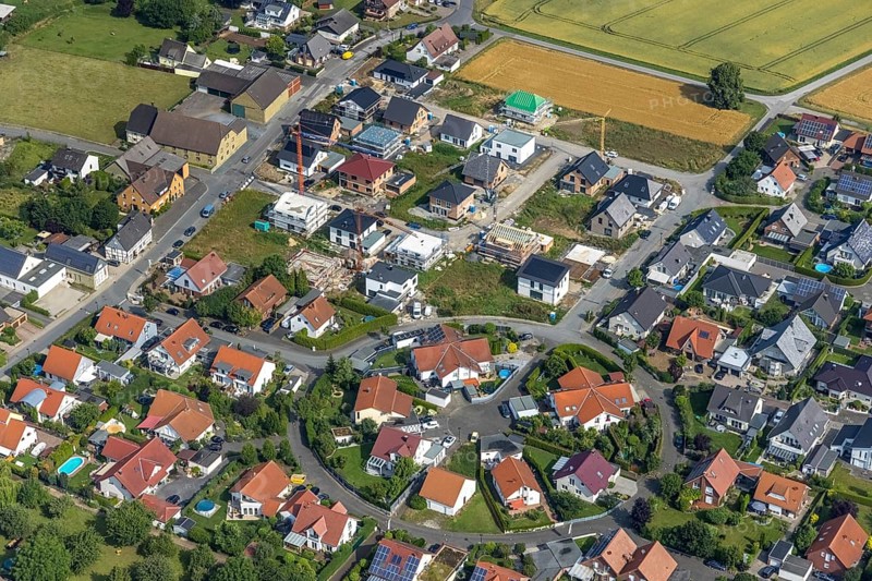 Aerial view, housing estate in the roundabout Vincenz-Frigger-Straße, construction site new development area An Wortmanns Mühle, Ostbüderich, Werl, Soester Börde, North Rhine-Westphalia, Germany, construction work, construction area, building site, building plots, construction crane, construction measure, construction project, construction site, DE, Europe, roundabout, roundabout, aerial view, aerial photography, aerial photography, new building, overview, bird's-eye view, overview