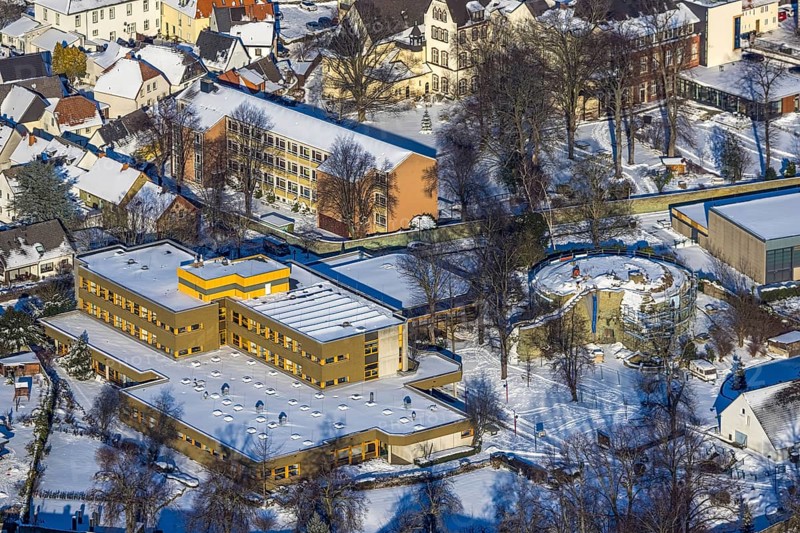 Aerial photo, Ursulinengymnasium Werl, castle ruins of the former electoral town castle, Werl, Soester Börde, North Rhine-Westphalia, Germany, Soester, Börde, DE, Europe, birds-eyes, view, aerial photograph, aerial photography, aerial photography, overview, overview, bird's eye view, Ursulinengymnasium, castle ruins, former, electoral, state castle, education, pupils, college, education, school year, homework, class, year, education, pedagogy