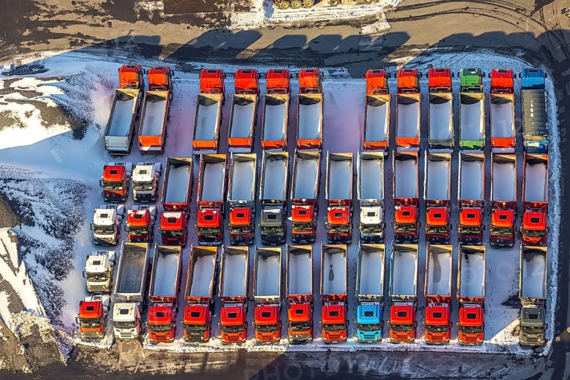Aerial view, industrial estate KonWerl, winter, snow, Mimberg Spedition-Baustoffe GmbH & Co. KG, red lorry with loading area, Werl, Soester Börde, North Rhine-Westphalia, Germany, Soester, Börde, DE, Europe, birds-eyes, view, aerial view, aerial photography, aerial photography, overview, overview, bird's eye view, KonWerl, industry, trade, economy, commercial enterprise, production, trade