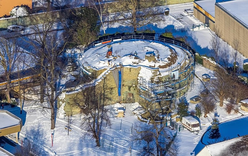 Aerial photo, construction site Werl Castle, castle ruins of the former electoral town castle, at the Ursulinengymnasium, winter, snow, Werl, Soester Börde, North Rhine-Westphalia, Germany, Soester, Börde, DE, Europe, birds-eyes, view, aerial photo, aerial photography, aerial photography, overview, overview, bird's eye view, castle ruins, former, electoral, state castle