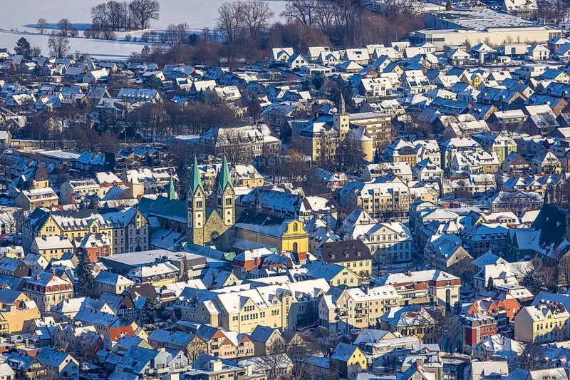Aerial view, pilgrimage basilica of the Visitation of the Virgin Mary, Walburgisstraße, old pilgrimage church, Franciscan monastery, Klosterstraße, snow, winter, Werl, Soester Börde, North Rhine-Westphalia, Germany, Soester, Börde, DE, Europe, birds-eyes, view, aerial photograph, aerial photography, aerial photography, overview, overview, bird's eye view, pilgrimage church, church, religion, faith, worship, mass, monastery, ecclesiastical, building