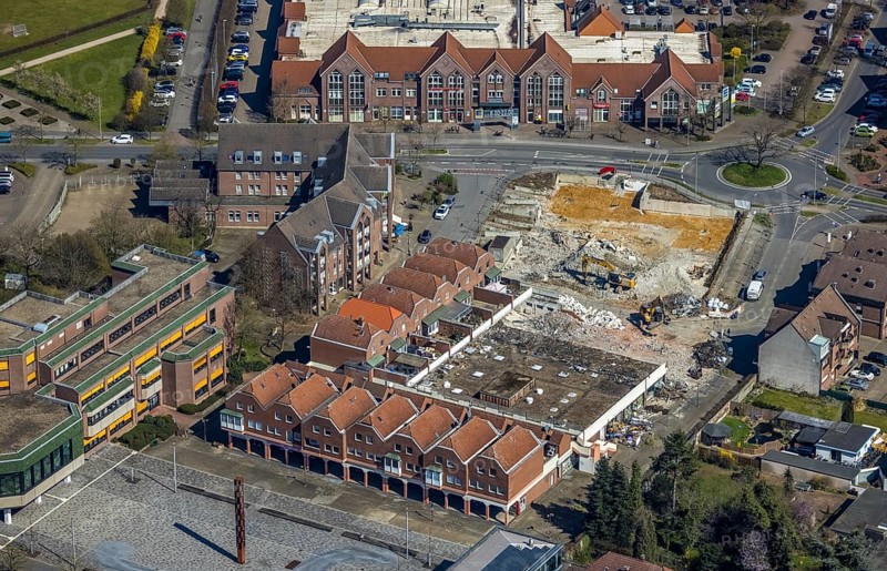 Aerial view, town hall, construction site and demolition for new business centre at the town hall square, Voerde, Ruhr area, Lower Rhine, North Rhine-Westphalia, Germany, demolition work, construction work, construction area, building site, building plots, construction project, construction site, authority, DE, Europe, aerial view, aerial photography, aerial photography, market place, town hall square, overview, bird's eye view, weekly market market, birds-eyes view, overview