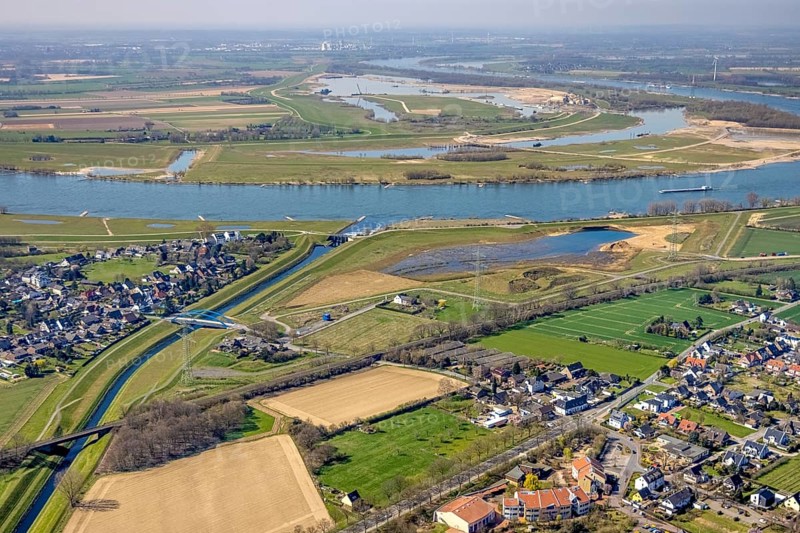 Aerial view, Rhine dyke construction site, Emscher estuary, Emscher estuary drop structure, Emscher bridge Hagelstraße, Rheinaue Walsum, river Emscher, river Rhine, Möllen, Voerde, Ruhr area, Lower Rhine, North Rhine-Westphalia, Germany, DE, Emscher, Emscher estuary into the Rhine, Emscher conversion, Europe, aerial view, aerial photography, aerial photography, Rhine, Rhine floodplain, overview, bird's-eye view, meadows and fields, birds-eyes view, overview
