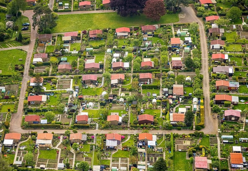 Aerial view, allotment garden association Birther Höfe, Asternweg, Hetterscheidt, city border Velbert and Heiligenhaus, Heiligenhaus, Ruhr area, North Rhine-Westphalia, Germany, DE, Europe, community garden, allotment garden, allotment garden site, allotment garden association, aerial view, aerial photography, aerial photography, allotment garden, overview, bird's eye view, birds-eyes view, overview, red roofs