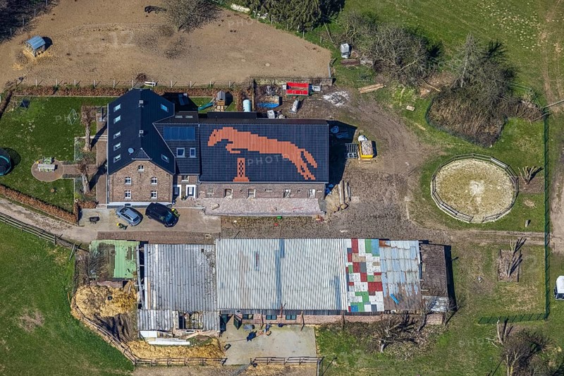 Aerial view, Pferdefreunde Emmelsum, jumping horse on the barn roof, club grounds Heinrichstraße, Emmelsum, Voerde, Ruhr area, Lower Rhine, North Rhine-Westphalia, Germany, DE, roof graphic, Europe, aerial view, aerial photography, aerial photography, horses, equestrian sports, riding centre, riding stable, riding club, riding stable, overview, bird's-eye view, overview