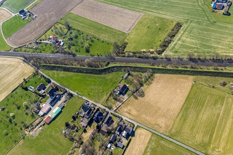 Aerial view, railway tracks Im Hörsken, meadows and fields, noise barrier, Betuweroute, Betuwelijn, Betuwe-Linie, Voerde, Ruhr area, Lower Rhine, North Rhine-Westphalia, Germany, railway area, railway tracks, DE, Europe, aerial view, aerial photography, aerial photography, overview, bird's-eye view, overview