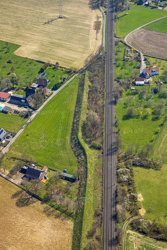 Aerial view, railway tracks Im Hörsken, meadows and fields, noise barrier, Betuweroute, Betuwelijn, Betuwe-Linie, Voerde, Ruhr area, Lower Rhine, North Rhine-Westphalia, Germany, railway area, railway tracks, DE, Europe, aerial view, aerial photography, aerial photography, overview, bird's-eye view, overview