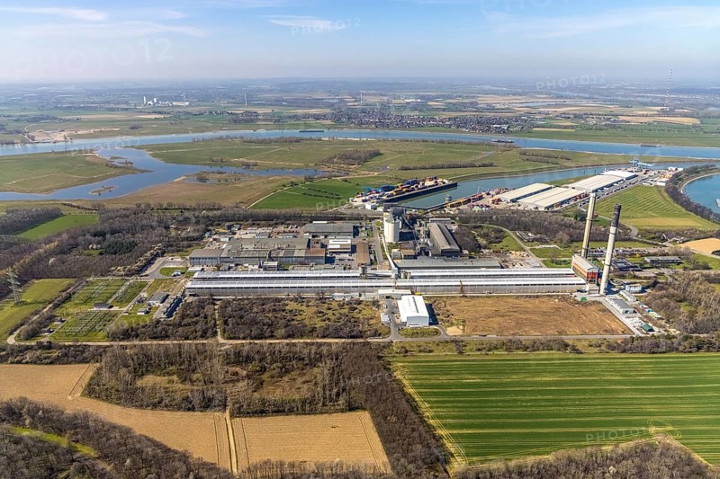 Aerial view, Trimet Aluminium SE, Port of Emmelsum, River Rhine, Rhine estuary Wesel-Datteln Canal, Emmelsum, Voerde, Ruhr area, Lower Rhine, North Rhine-Westphalia, Germany, inland navigation, view to Büderich, DE, Europe, distant view, river, commercial area, commercial area, commercial location, commercial use, goods transport, goods traffic, harbour basin, industrial area, industrial site, canal, logistics, aerial view, aerial photography, aerial photography, estuary, ship, shipping pier, shipping traffic, overview, bird's-eye view, overview