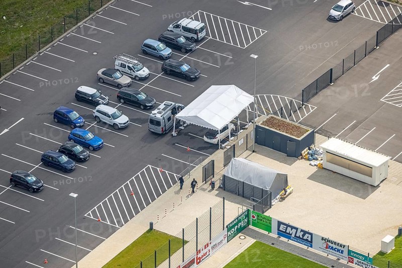 Aerial photo, Corona rapid test station at the Oberliga stadium, EMKA Velbert sports centre, Velbert, Ruhr area, North Rhine-Westphalia, Germany, distance rule, At the sports centre, Corona measures, Corona virus, Covid-19, DE, Europe, football pitch, football stadium, football club, hygiene measures, aerial view, aerial photography, aerial photography, Oberliga stadium, planning office Geo3, SSVg Velbert, sports, sports facilities, sports field, sports facility, stadium, overview, bird's-eye view, birds-eyes view, onlyVelbert, overview