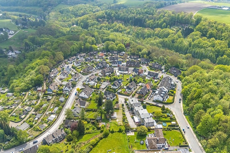 Aerial view, residential area Am Brangenberg, Velbert, Ruhr area, North Rhine-Westphalia, Germany, DE, Europe, property tax, real estate, aerial view, aerial photography, aerial photography, overview, bird's-eye view, forest edge, housing estate, living and life, residential area, residential buildings, residential quality, residential neighbourhood, housing estate, birds-eyes view, overview