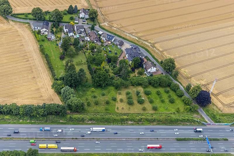 Aerial view, housing estate Massener Heide on the A1 motorway, Maßen, Unna, Ruhr area, North Rhine-Westphalia, Germany, DE, Europe, property tax, real estate, aerial view, aerial photography, aerial photography, road traffic, overview, bird's-eye view, meadows and fields, housing estate, housing and living, residential area, residential buildings, housing quality, housing estate, bird's-eye view, overview