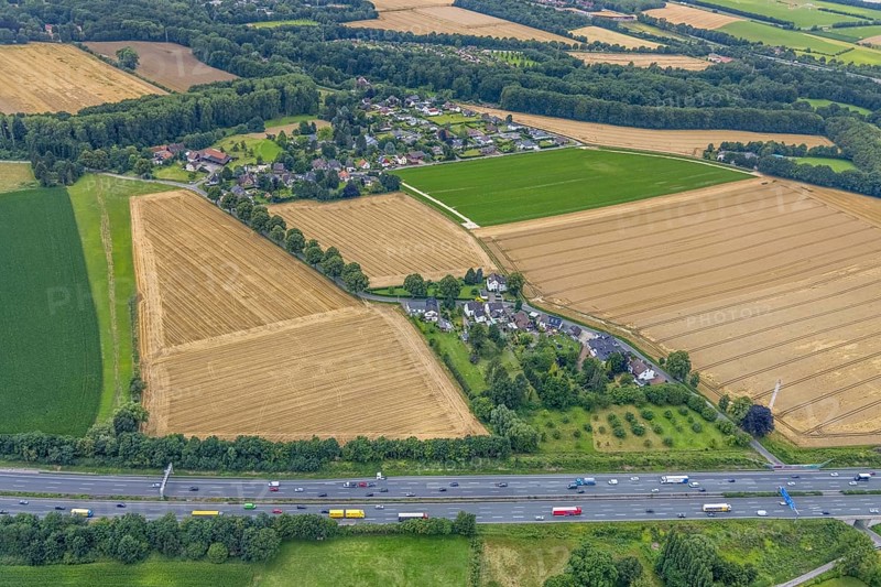 Aerial view, housing estate Massener Heide on the A1 motorway, Maßen, Unna, Ruhr area, North Rhine-Westphalia, Germany, DE, Europe, property tax, real estate, aerial view, aerial photography, aerial photography, road traffic, overview, bird's-eye view, meadows and fields, housing estate, housing and living, residential area, residential buildings, housing quality, housing estate, bird's-eye view, overview
