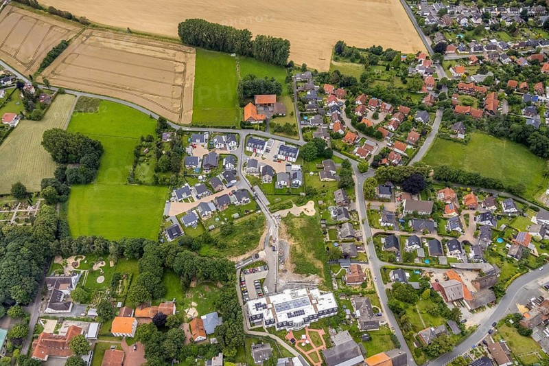 Aerial view, nursing home complex Haus am Hellweg and new development area housing estate Im Winkel in Hemmerde, Unna, Ruhr area, North Rhine-Westphalia, Germany, retirement home, old people's home, care and nursing, DE, Europe, property tax, real estate, aerial view, aerial photography, aerial photography, care facility, retirement home, retirement residence, retirement home, senior citizens' centre, overview, bird's eye view, residential complex, living and living, residential area, residential buildings, residential quality, residential quarter, residential estate, birds-eyes view, overview