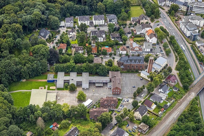 Aerial view, Catholic Church of the Sacred Heart of Jesus, School at Friedrichsborn, Königsborn, Unna, Ruhr area, North Rhine-Westphalia, Germany, place of worship, education, educational institution, DE, Europe, religious community, place of worship, holy place, church, parish, denomination, educational institute, aerial photograph, aerial photography, aerial photography, religion, religious site, school, overview, bird's-eye view, overview