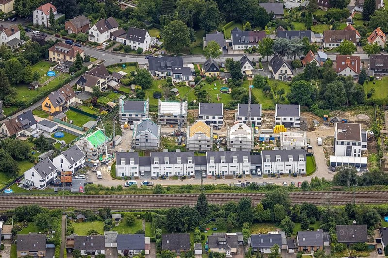 Aerial view, construction site and new construction of residential buildings at Hof Drücke Schwarzdornweg, Königsborn, Unna, Ruhr area, North Rhine-Westphalia, Germany, construction work, construction area, building site, building plots, construction project, construction site, DE, Europe, property tax, real estate, aerial view, aerial photography, aerial photography, new construction, overview, bird's eye view, residential complex, living and living, residential area, residential buildings, quality of living, housing estate, birds-eyes view, former sports field in Königsborn, overview