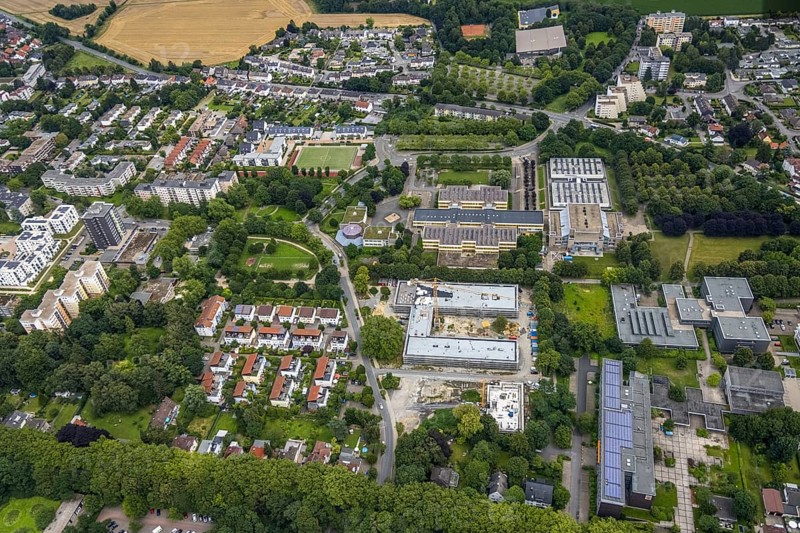 Aerial view, construction site and new building Bildungscampus Unna, school centre with Werner von Siemens comprehensive school, Geschwister-Scholl-Gymnasium Unna, Hellweg Berufskolleg Unna, Erich Göpfert civic hall Unna, new building kindergarten Rasselbande II Döbelner Straße, Königsborn, Unna, Ruhr area, North Rhine-Westphalia, Germany, construction work, construction area, construction site, building plots, construction crane, construction project, construction site, education, educational institution, campus, DE, Europe, grammar school, kindergarten, day care centre, day nursery, day care centre, teaching institute, aerial view, aerial photography, aerial photography, new building, school, school centre, overview, bird's-eye view, birds-eyes view, formerly Anne-Frank-Realschule, overview