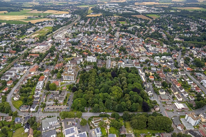 Aerial view, Kath. Hospitalverbund Hellweg and Alter Westfriedhof with trees, Unna, Ruhr area, North Rhine-Westphalia, Germany, burial site, DE, Europe, cemetery, memorial, health care, Gottesacker, hospital, helipad, clinic, hospital, hospital, aerial photograph, aerial photography, aerial photography, medical facility, medical aid, resting place, overview, bird's-eye view, birds-eyes view, overview, medical care